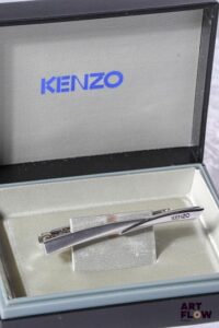 KENZO Pince à cravate en métal argenté comprenant l'inscription de la marque Longueur : 5,5 cm Dans son écrin d'origine