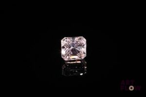 Kunzite carrée à pans coupés. VVS, non chauffée, jolie couleur. 2.84 cts. 7.0mm x 7.0mm