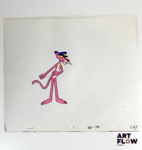 La Panthère Rose (The Pink Panther), d'après Friz Freleng Cellulo à l’encre et à la gouache représentant la Panthère Rose en policier Animé américain d'après la série créée par Friz Freleng et David DePatie "La Panthère Rose est le personnage principal de son univers animé. C’est une panthère anthropomorphe, élégante et malicieuse, connue pour son calme, son humour subtil et ses situations comiques souvent muettes. Elle se distingue par sa capacité à se sortir habilement de situations absurdes tout en conservant son style raffiné et son charme unique." Dimensions : 27 x 31,5 cm