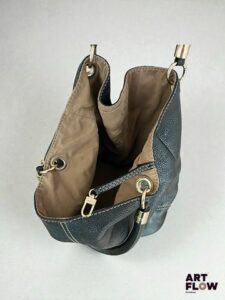 LANCEL Sac cabas en cuir grainé noir surpiqué blanc. Garniture en métal argenté siglée Lancel. Fermeture bouton pression. Dim. H. 30 cm x L. 40 cm environ. Petites usures d'usage.