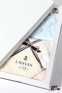 LANVIN et WEDGWOOD Coffret comprenant deux petites serviettes brodées Dimensions : 27 x 27 cm
