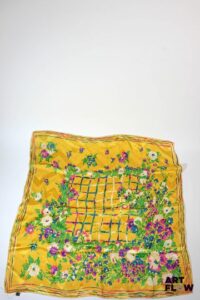 LANVIN Foulard en soie à décor de fleurs sur fond jaune 85 x 87 cm Bon état général malgré quelques défauts (tâches, fils tirés)