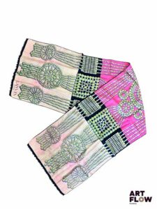 LANVIN Foulard en soie dans les tons rose et bleu. 160 x 40 cm Petites taches.