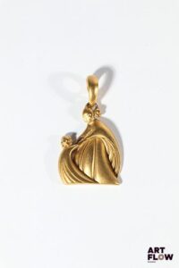 LANVIN Parfums, Charm ou pendentif en métal doré représentant Madame Lanvin et sa fille H. 6 cm environ