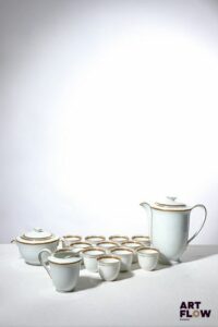 LIMOGES Bernardaud Partie de service à dessert et à café en porcelaine à décor en dorure et motifs géométriques comprenant : - 12 assiettes plates - 12 assiettes creuses - 12 assiettes - 2 navettes - 12 tasses - 1 pot à sucre - 1 pot à lait - 1 saucière - 1 soupière couverte - 1 saladier - 5 plats de service Bon état général malgré quelques légers défauts (petits fêles et petites ebrechures sur certaines pièces)