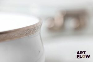 Limoges, Cambet a Lyon Service en porcelaine a liseré platine comprenant : - 12 assiettes à dessert - 12 assiettes creuses - 24 assiettes plates - Un ravier - Un légumier - Une soupière - Une saucière - Deux plates de service