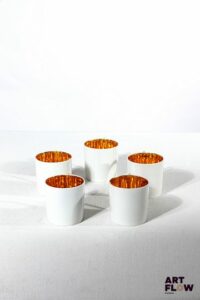 LIMOGES Service de 5 tasses à café en porcelaine, intérieur doré. Bon état général malgré quelques très légers défauts (petites rayures à l'intérieur)