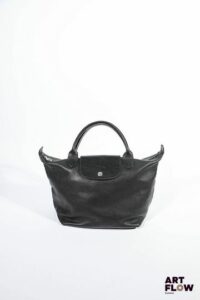 LONGCHAMP Sac à main modèle Le pliage en cuir noir. Dimensions : 25 x 44 cm environ. Griffures, et usures d'usage