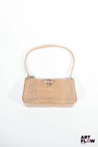 LONGCHAMP Sac baguette porté épaule en cuir nude imitation crocodile, fermeture zippée Dimensions : 17 x 28 cm Dans son dustbag Etat neuf
