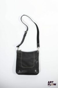LONGCHAMP Sac bandoulière en cuir grainé noir, ouverture zippée. Signé Dimensions : 27 x 25 cm Dans son dustbag Etat neuf