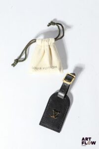 LOUIS VUITTON Accessoires de sac, de clés ou portable Longueur : 15 cm Dans son pochon d'origine On y joint une étiquette pour bagage