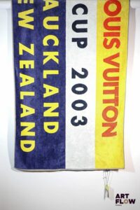 LOUIS VUITTON Drap de plage en coton éponge imprimé à motif de rayures multicolores "Cup 2003, Auckland, New Zealand" 90 x 166 cm Avec son étiquette et son certificat