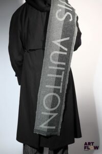 LOUIS VUITTON Écharpe en laine et cachemire dans les tons gris 144 x 25 cm