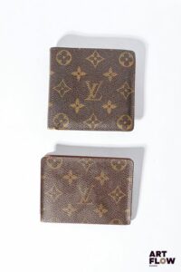 LOUIS VUITTON Ensemble comprenant un portefeuille et un porte-cartes Dimensions : 10 x 11 cm et le porte-cartes 11,5 x 8 cm Usures