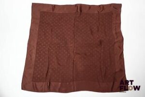 LOUIS VUITTON Foulard monogrammé en soie dans les tons chocolat 88 x 83 cm Bon état général malgré quelques légers défauts (tâches, fils tirés)