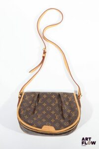 LOUIS VUITTON Modèle Ménilmontant Sac à bandoulière en toile monogrammée Avec son dustbag 22 x 28 cm environ Bon état général malgré quelques légers défauts (petites usures, patine d'usage)