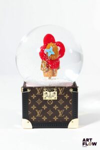 LOUIS VUITTON Modèle Vivienne Boule à neige faisant office de boîte à musique. Edition limitée offerte aux clients VIP. Fonctionnelle. Dans sa boîte d’origine Etat comme neuf