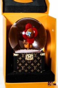 LOUIS VUITTON Modèle Vivienne Boule à neige faisant office de boîte à musique. Édition limitée offerte aux clients VIP. Fonctionnelle. Hauteur : 15 cm environ Dans sa boîte d'origine. État comme neuf.