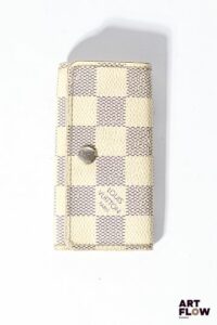LOUIS VUITTON Porte clé en toile enduite damier dans les tons crème Dimensions : 6 x 10,5 cm Usures