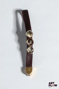 LOUIS VUITTON Porte clés, bijouterie en métal doré Longueur : 10,5 cm Dans son pochon d'origine