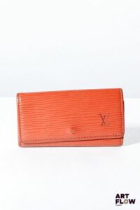 LOUIS VUITTON Porte clés en cuir épi marron, bijouterie en métal doré, fermoir à pression sous rabat. Dimensions : 6 x 10,5 cm Bon état général (quelques marques d’usage)