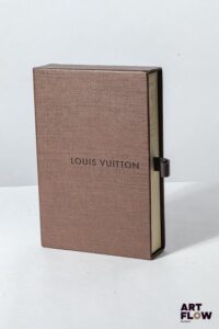 LOUIS VUITTON Porte clés en métal argenté formant une clé Dimensions : 9,5 x 4,5 cm Dans son écrin d'origine Endommagée