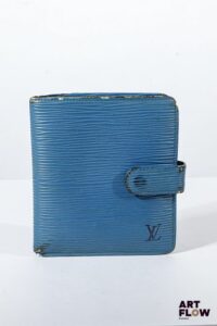 LOUIS VUITTON Porte feuille en cuir épi bleu, fermeture à pression. Dimensions : 12 x 10 cm Usures