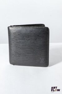 LOUIS VUITTON Porte feuille en cuir épi noir. Dimensions : 10,5 x 10,5 cm
