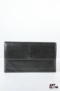 LOUIS VUITTON Porte feuille en cuir épi noir, fermeture à pression sous rabat. Dimensions : 11 x 19 cm Usures