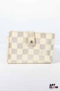 LOUIS VUITTON Porte feuille en toile enduite, bijouterie en métal doré, fermeture à pression. Dimensions : 9 x 13 cm Usures