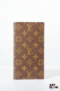 LOUIS VUITTON Porte feuille en toile enduite monogrammée, garniture en cuir brun. Dimensions : 20 x 10 cm Usures
