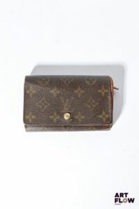 LOUIS VUITTON Portefeuille Dimensions : 9 x 14 cm Usures