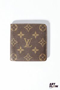 LOUIS VUITTON Portefeuille en toile enduite damier Dimensions : 10 x 11 cm Usures