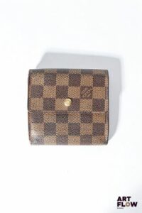 LOUIS VUITTON Portefeuille en toile enduite damier Dimensions : 10 x 11 cm Usures