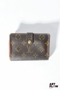 LOUIS VUITTON Portefeuille en toile enduite monogrammée Dimensions : 8 x 13 cm Usures