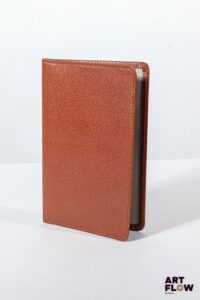 LOUIS VUITTON Protège passeport en cuir saffiano brun. Dimensions : 13 x 9 cm Usures