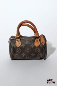LOUIS VUITTON Sac modèle "Nano Speedy" en toile enduite monogrammée et cuir naturel, double anses, fermeture à glissière, doublure intérieure en tissu brun. Largeur : 16 cm. Haut. : 11 cm. Prof. : 7 cm. Petites usures