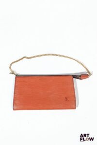 LOUIS VUITTON Sac pochette accessoire Années 1990 Cuir épi brun, agréments en métal doré, fermeture zippée, garniture intérieure en velours noir 12,5 x 21 x 3,5 cm Très bon état général