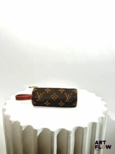 LOUIS VUITTON Trousse pour balles de golf en toile enduite monogrammée et cuir naturel. Fermeture à glissière. L. 13 cm (sans anse)