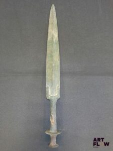 LURISTAN. Dague en bronze à patine verte. Manche se terminant par un pommeau évasé en forme de disque. Premier millénaire avant JC. L. 40,5 cm. En l'état