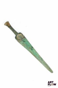LURISTAN. Dague en bronze à patine verte. Premier millénaire avant JC. L. 38 cm. En l'état