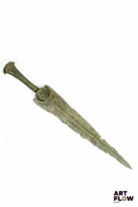 LURISTAN. Dague en bronze à patine verte. Premier millénaire avant JC. L. 41,5 cm. En l'état (chocs sur les tranchants).
