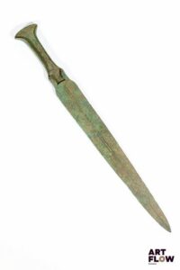 LURISTAN. Dague en bronze à patine verte. Premier millénaire avant JC. L. 44 cm. En l'état
