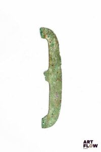 LURISTAN Lame courbe en bronze à patine verte. Premier millénaire avant JC. L. 32 cm. En l'état