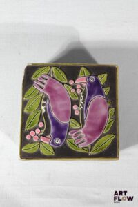 Mithé ESPELT (1923-2020) Boite de forme carrée en bois avec couvercle en céramique à décor d'oiseaux et de feuillage. Dimensions : L.14,5 x L.14,5 x H. 6 cm (accidents et manques sur un angle).