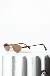 MIU MIU Paire de lunettes de soleil, verres marrons et branches en métal doré et résine imitant l'écaille Dans son étui et sa boîte d'origine (abîmée)