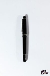 MONTBLANC Modèle Meisterstuck 4810 Stylo plume, la plume en or 14K (585°/°°), le corps en résine. L. 14 cm Poids brut sans bouchon : 11,19 g Éclat sur le capuchon (manque)