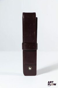 MONTBLANC Stylo plume n°22 en résine noire. On y joint un réservoir à cartouche. Usures d'usage Dans un étui Montblanc