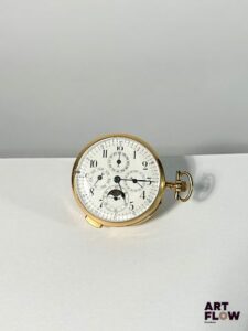 Montre de gousset à quantième annuel et répétitions minutes, travail Italien, XIXe s Cadran émaillé blanc, index en chiffres arabes peints, aiguilles bleuies, capot et boîtier en or 750 Complication comprenant quatre sous-compteurs dont le quantième annuel, phase de lune et petite seconde à 6h D. 52 mm, poids brut : 129,32 g Bon état général (quelques ébréchures sur le verre, une restauration sur le boîtier avec une trace de brasure) Cette montre peut être datée entre 1809 et 1819 grâce à la présence d’un poinçon partiellement effacé représentant une tête de coq, visible sur la tige. Ce poinçon, utilisé par les bureaux de garantie des départements du 1er septembre 1809 au 16 août 1819, attestait pour l’ensemble de l’objet le respect du titre légal minimum de 750 millièmes.