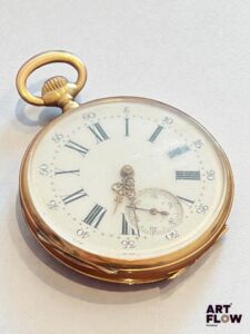 Montre gousset en or jaune 18 K (750 millièmes), cadran émaillé blanc à chiffres romains et arabes peints, dos guilloché Poinçons tête de cheval. Diam. 45 mm environ Poids brut : 53,54 g Déformations, contre boitier détaché